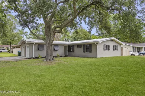 2604 Fernwood St, Pascagoula, MS 39567