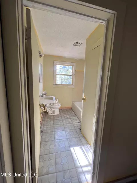 Bath - 4595 Lucius Taylor Rd, Como, MS 38619 photo 1 of 1
