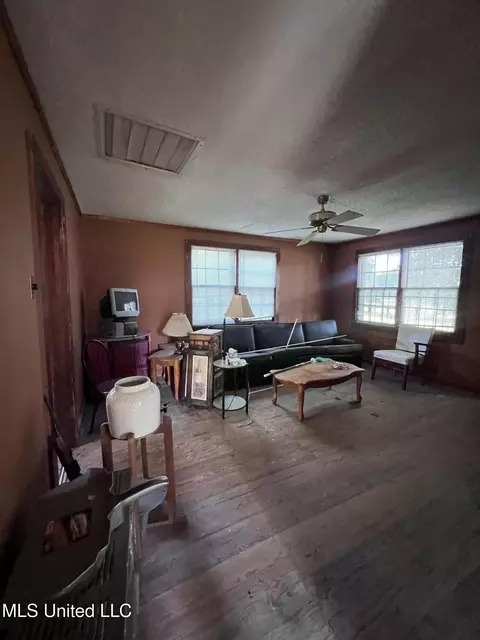 Living - 4595 Lucius Taylor Rd, Como, MS 38619 photo 1 of 1