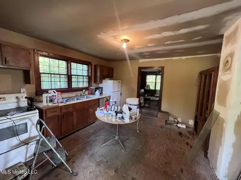 Kitchen - 4595 Lucius Taylor Rd, Como, MS 38619 photo 2 of 2