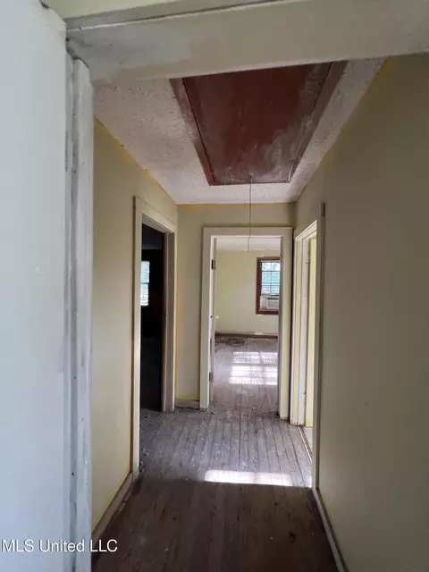 Entry Way - 4595 Lucius Taylor Rd, Como, MS 38619 photo 1 of 1