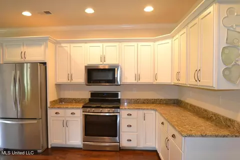 Kitchen - 1742 Robertson Place Dr, Hernando, MS 38632 photo 2 of 2