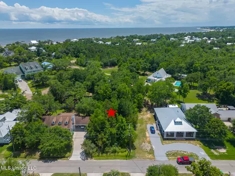 212 Bay Oaks Dr, Bay Saint Louis, MS 39520