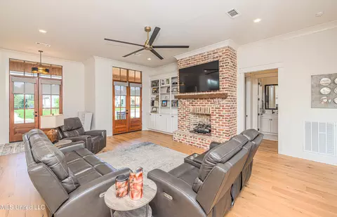Living - 609 Big Valley Loop, Flowood, MS 39232 photo 2 of 4
