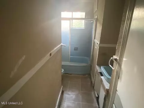 Bath - 511 Forest Ave, Jackson, MS 39206 photo 2 of 2