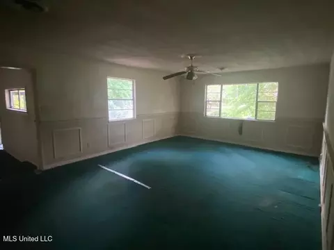 Living - 511 Forest Ave, Jackson, MS 39206 photo 2 of 3