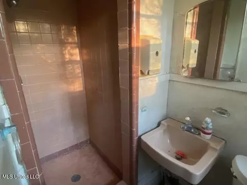 Bath - 511 Forest Ave, Jackson, MS 39206 photo 1 of 2