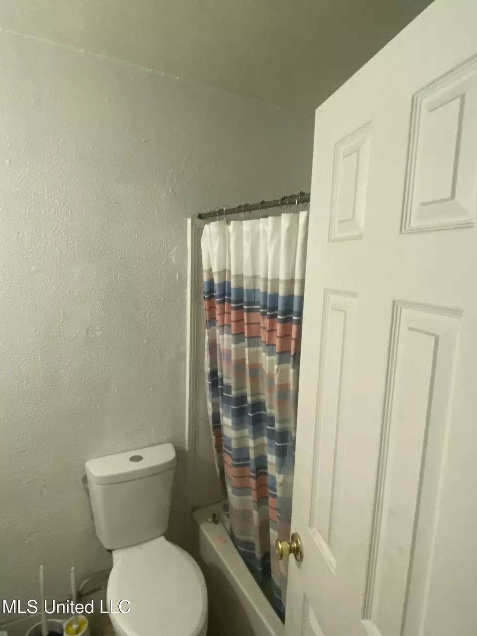 Bath - 351 E Academy St, Canton, MS 39046 photo 2 of 3