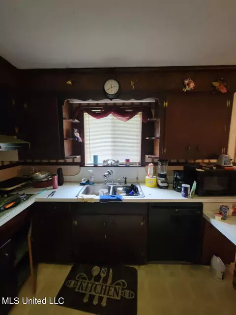 Kitchen - 1405 Dianne Dr, Jackson, MS 39204 photo 1 of 2