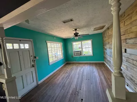Living - 117 SE 5th Ave, Magee, MS 39111 photo 2 of 2