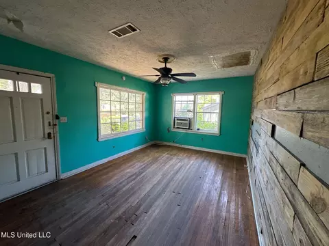 Living - 117 SE 5th Ave, Magee, MS 39111 photo 1 of 2
