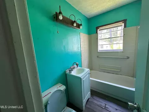 Bath - 117 SE 5th Ave, Magee, MS 39111 photo 1 of 2