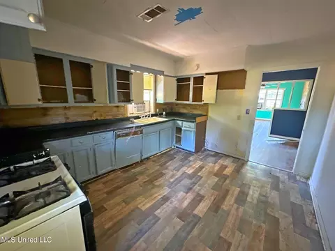 Kitchen - 117 SE 5th Ave, Magee, MS 39111 photo 1 of 1