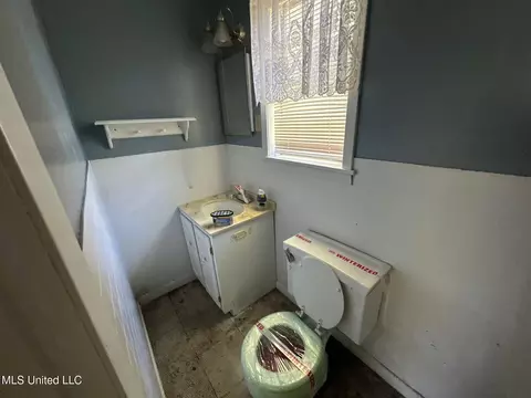 Bath - 117 SE 5th Ave, Magee, MS 39111 photo 2 of 2