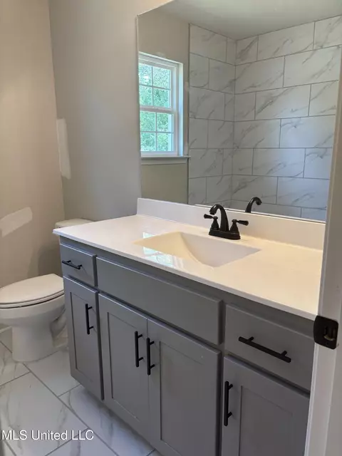 Bath - 966 Buttermilk Dr, Nesbit, MS 38651 photo 6 of 6