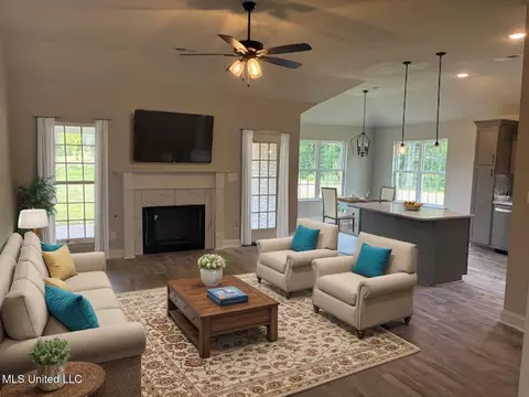 Living - 966 Buttermilk Dr, Nesbit, MS 38651 photo 1 of 2