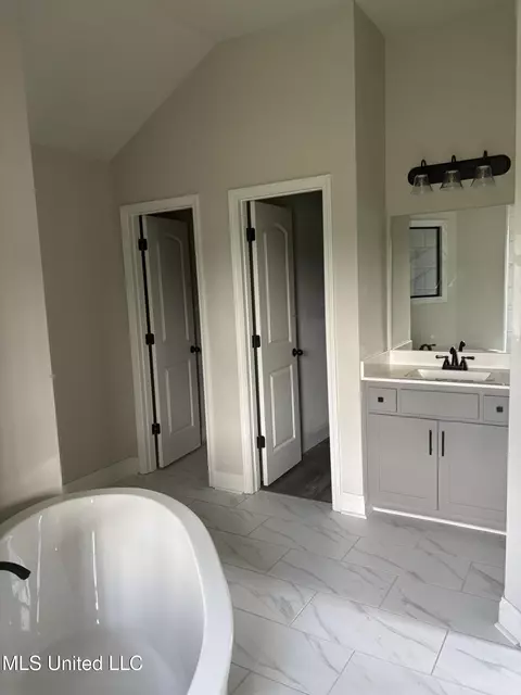 Bath - 966 Buttermilk Dr, Nesbit, MS 38651 photo 2 of 6
