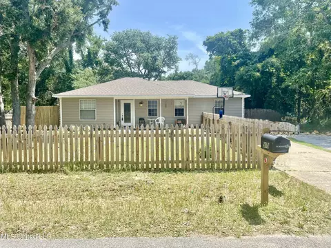 900 Orange St, Ocean Springs, MS 39564