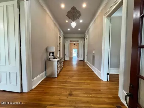 Entry Way - 751 S Main St, Grenada, MS 38901 photo 1 of 3