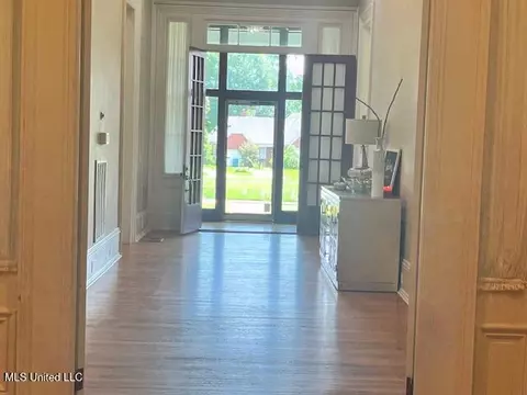 Entry Way - 751 S Main St, Grenada, MS 38901 photo 2 of 3