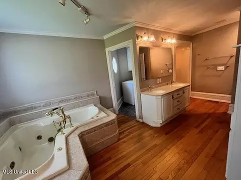 Bath - 751 S Main St, Grenada, MS 38901 photo 1 of 1