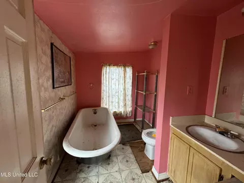 Bath - 2920 Miller Ave, Natchez, MS 39120 photo 3 of 3