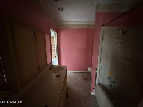 Bath - 2920 Miller Ave, Natchez, MS 39120 photo 2 of 3