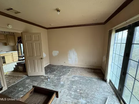 Living - 2920 Miller Ave, Natchez, MS 39120 photo 1 of 2