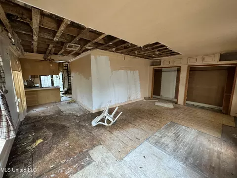Living - 2920 Miller Ave, Natchez, MS 39120 photo 2 of 2