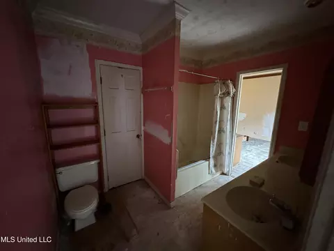 Bath - 2920 Miller Ave, Natchez, MS 39120 photo 1 of 3