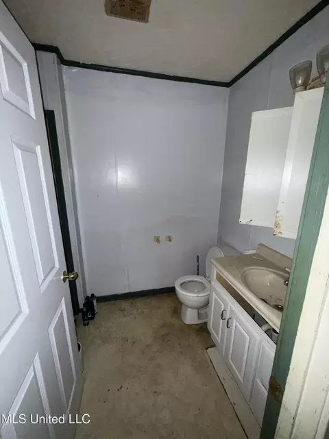 Bath - 709 Melvin Leach Rd, Union, MS 39365 photo 1 of 3