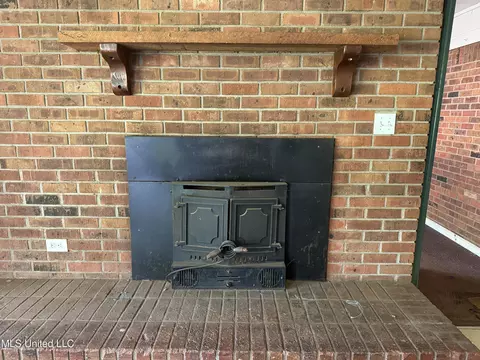 Living - 709 Melvin Leach Rd, Union, MS 39365 photo 3 of 4
