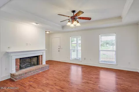 Living - 128 Chestnut Dr, Brandon, MS 39047 photo 3 of 4