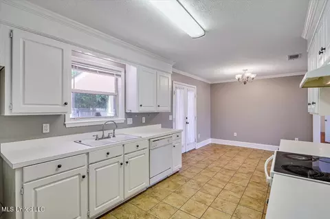 Kitchen - 128 Chestnut Dr, Brandon, MS 39047 photo 2 of 3