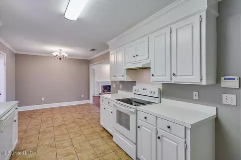 Kitchen - 128 Chestnut Dr, Brandon, MS 39047 photo 3 of 3
