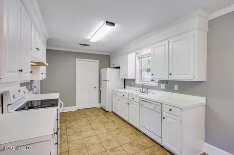 Kitchen - 128 Chestnut Dr, Brandon, MS 39047 photo 1 of 3