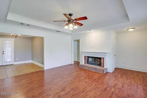 Living - 128 Chestnut Dr, Brandon, MS 39047 photo 2 of 4