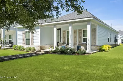 137 Grande View Dr, Biloxi, MS 39531