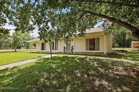 800 Longwood Pl, Clinton, MS 39056