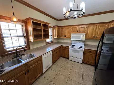 Kitchen - 1 Village Green Cir, Jackson, MS 39211 photo 1 of 2