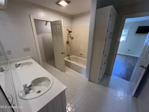 Bath - 1 Village Green Cir, Jackson, MS 39211 photo 3 of 6