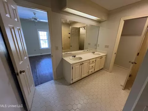 Bath - 1 Village Green Cir, Jackson, MS 39211 photo 2 of 6