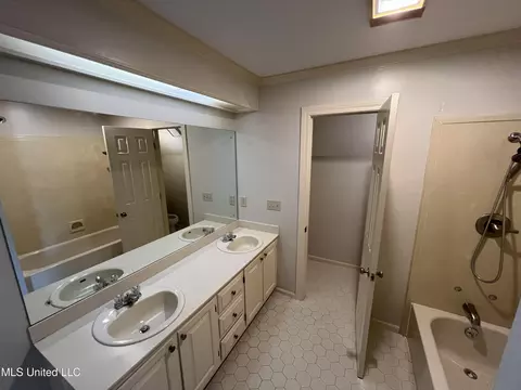 Bath - 1 Village Green Cir, Jackson, MS 39211 photo 1 of 6