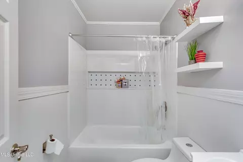 Bath - 1808 Myrtle St, Jackson, MS 39202 photo 2 of 4