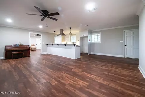 Living - 138 Williams Dr, Florence, MS 39073 photo 2 of 4