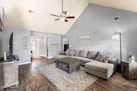 Entry Way - 6800 E Ranch Ridge Cv, Walls, MS 38680 photo 2 of 2