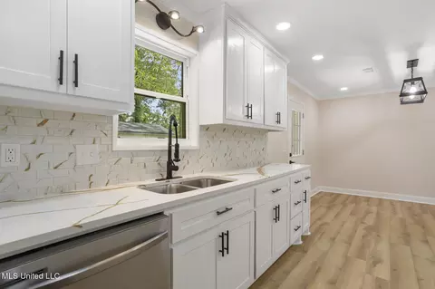 Kitchen - 92 Longmeadow Rd, Brandon, MS 39042 photo 2 of 2