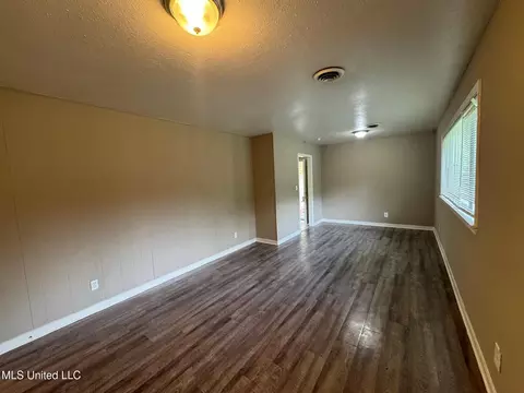 Living - 120 Queen Joanna Ln, Jackson, MS 39209 photo 1 of 4