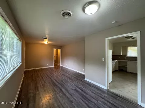 Living - 120 Queen Joanna Ln, Jackson, MS 39209 photo 2 of 4