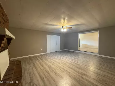 Living - 120 Queen Joanna Ln, Jackson, MS 39209 photo 4 of 4